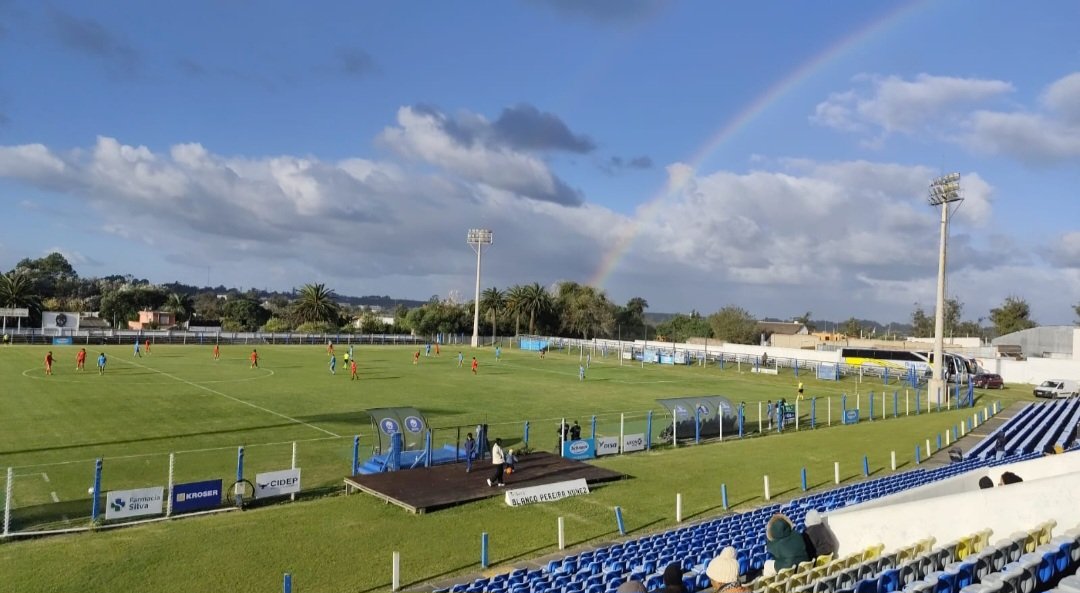 rochafutbolclub's tweet photo. 𝗙𝗶𝗻𝗮𝗹 𝗱𝗲𝗹 𝗣𝗮𝗿𝘁𝗶𝗱𝗼 ⏱️
¡Victoria en el Sobrero! 🏟
Rocha 1-0 Frontera Rivera
⚽️ 4' Santiago Rollano

⛔️ Seba Cardozo atajó un penal de la visita.

#CelesteDelEste 🩵
#LosDeLaVaca 🐄 https://t.co/6JjNewakDH