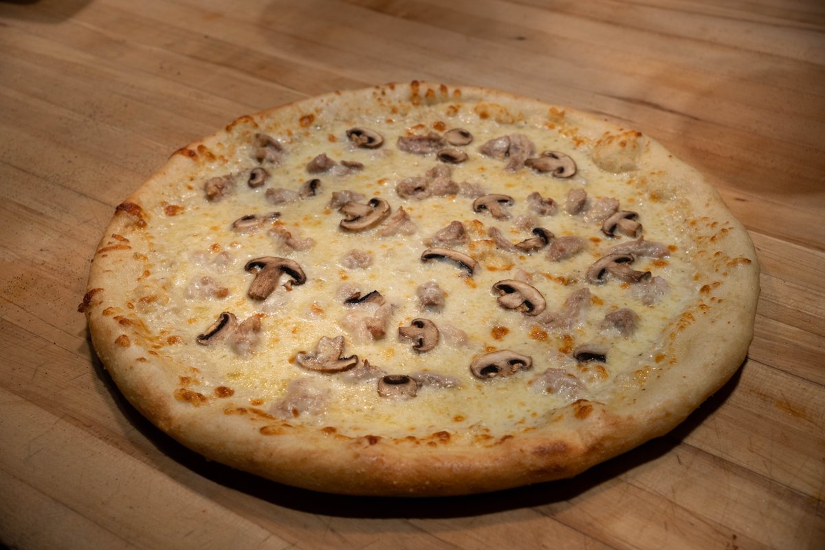 fremont's tweet photo. Creamy alfredo, savory chicken, cheesy perfection🍕😍Our Chicken Alfredo Pizza is available until the end of May! https://t.co/zn8DU8YgbN