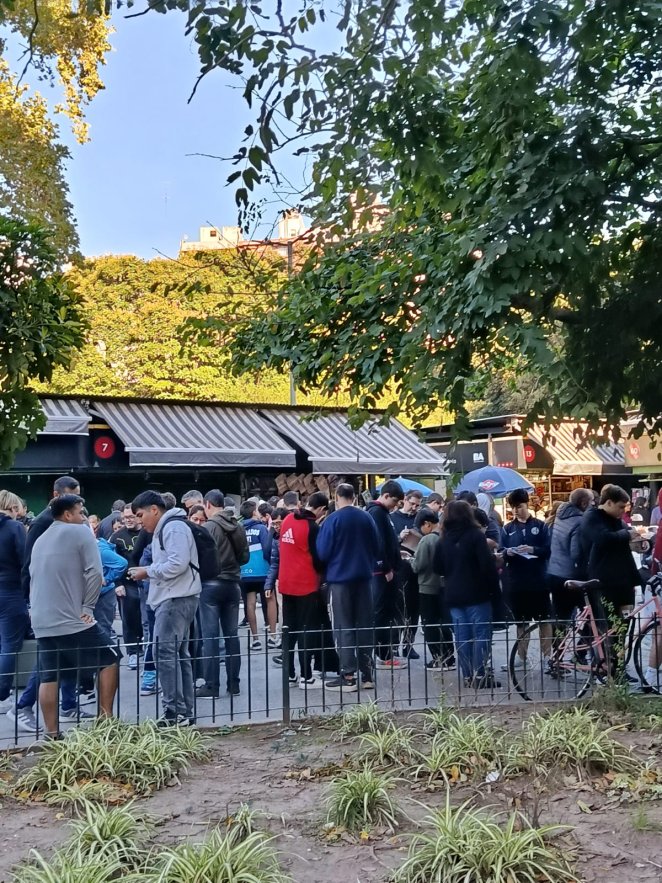 mamaa la cantidad de gordos que hay en el parque rivadavia cambiando figuritas del album del mundial con menos aura de los ultimos tiempos