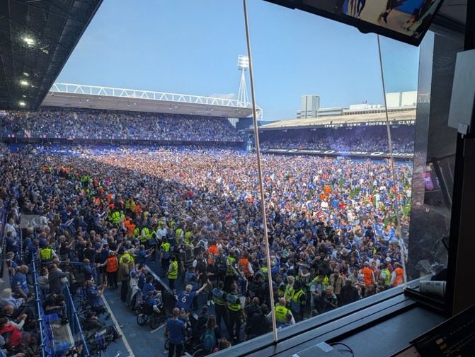 ViewsOfTheBlues's tweet photo. View of the pitch invasion from the security tower at Portman Road 🤯

#itfc #football https://t.co/qZNOxuCSdG