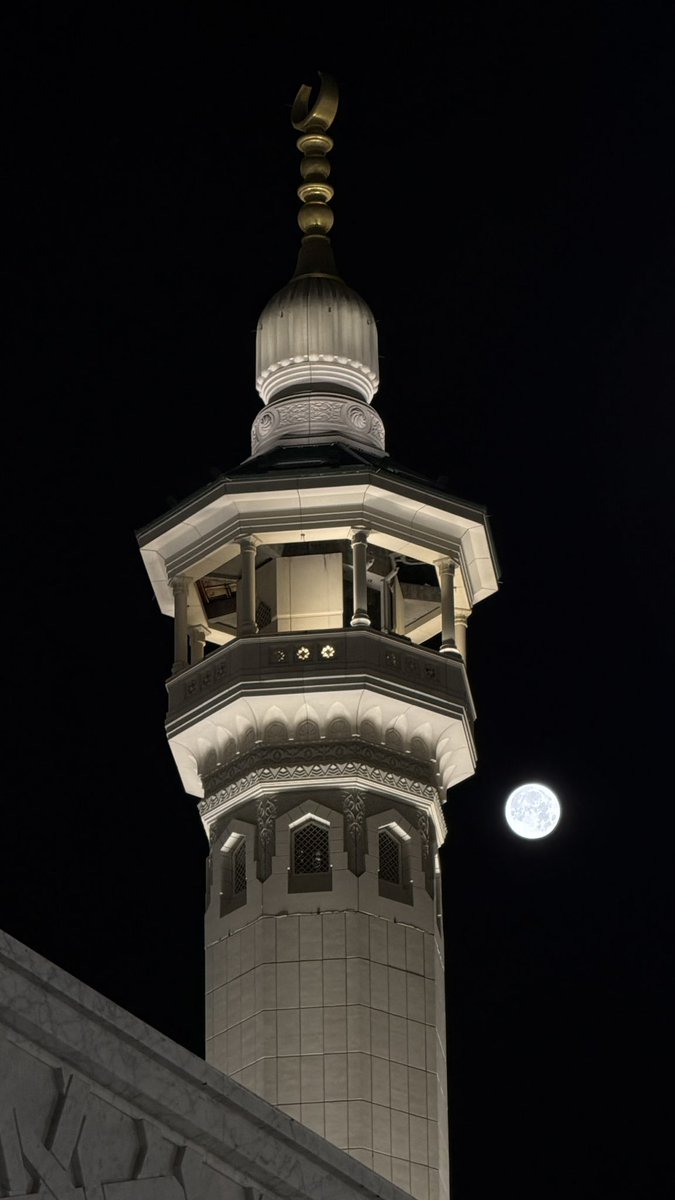 SaudiNewsFR's tweet image. 🇸🇦 🌕  | La pleine Lune au-dessus de la mosquée sacrée de #Makkah 🕋 cette nuit.