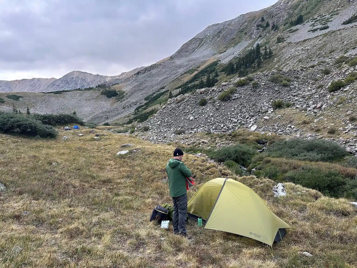 Te28ok's tweet photo. 自分の理想のキャンプはこんな感じ（拾い画像）なのだけど、登山したいわけでもなければ完全に一人だと不安すぎるという我ながら難しい条件😓

と思ってた矢先、駅からほど近い場所にちょっと素敵な河川敷を見つけたのでタイミングを狙ってます。
#ソロキャンプ #輪行 https://t.co/vTbHmiEb3J