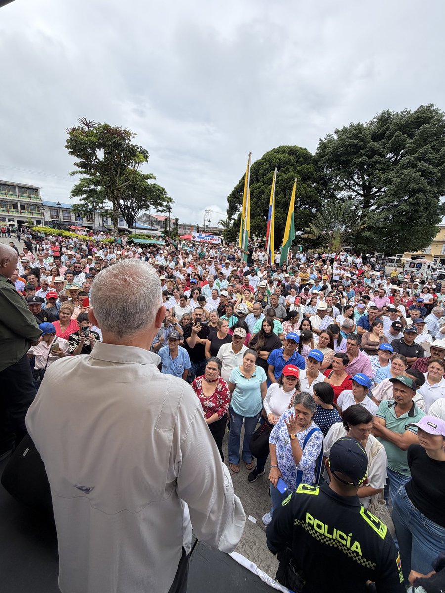 Álvaro Uribe Vélez tweet media