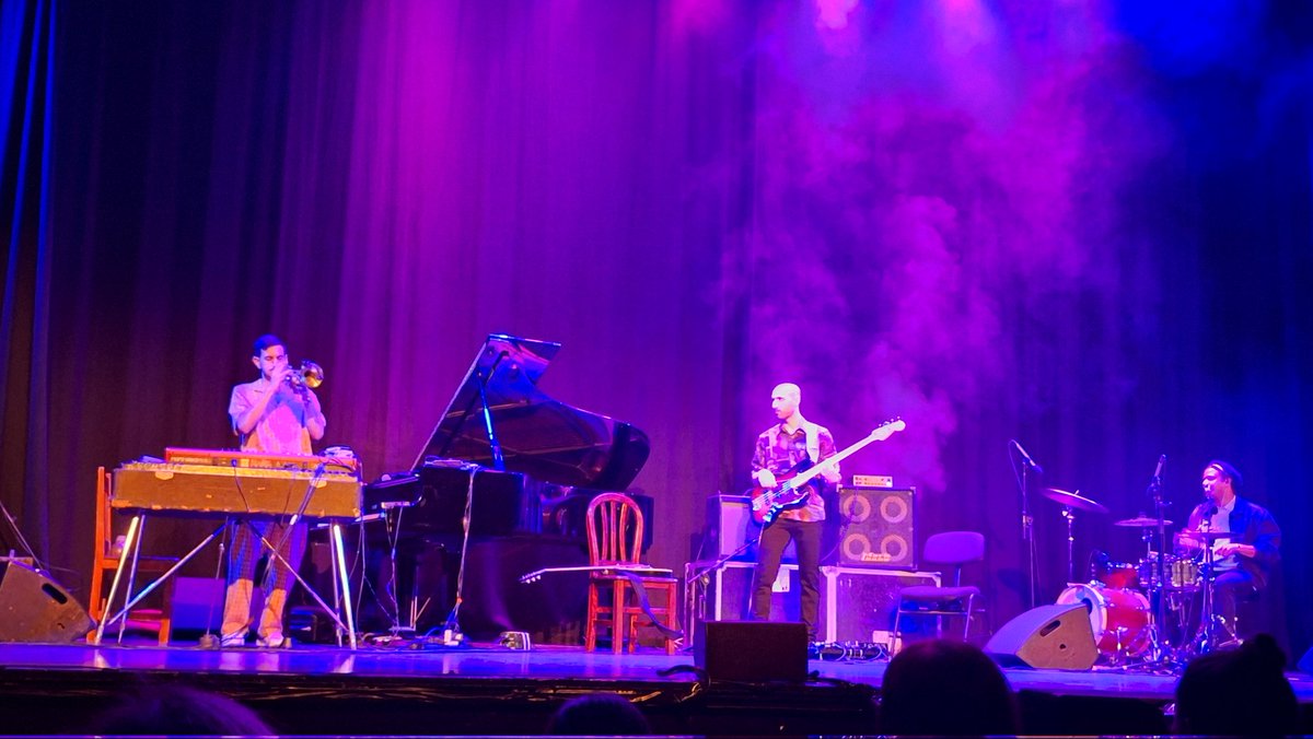 El concert de Pere Navarro a Can Ventosa va desplegar una trompeta i un piano que narren més que sonen: frases llargues, segures, profundes i un to que  ens demostra la seua sòlida trajectòria 
<a href="/ajeivissa/">Ajuntament d'Eivissa</a>
  #PereNavarro #CanVentosa #música #concert #Eivissa