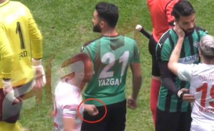 Ne siz ne de diğerleri şampiyonluğu hak ediyorsunuz. Rezilsiniz. Seneye elinde jiletle çıkıp oyuncularınızı yaraladığında bu şerefsizler, şuan yaranmaya çalıştığınız siyasilere ağlarsınız