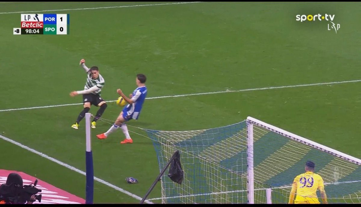 Este foi penalti e a distância entre os jogadores deve ser mais ou menos a mesma entre o Andreas e o gajo do Famalicão, pq é q um foi penalti p o VAR e o de hoje não?