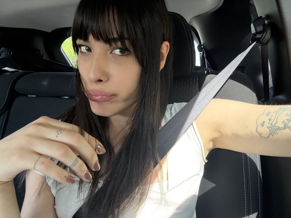macaronislutt's tweet photo. in the car and im happy https://t.co/wj7sqOnRX2