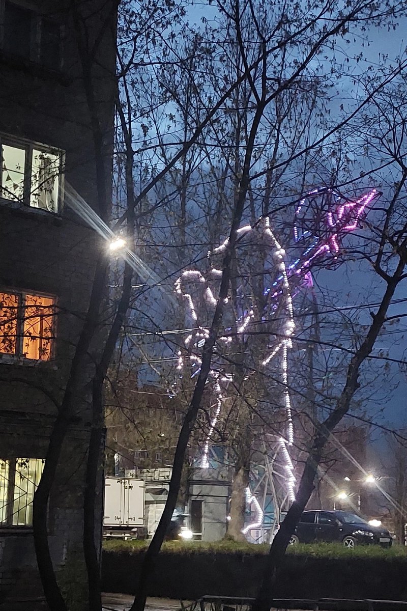 alolkr's tweet photo. Это опора ЛЭП в Ярославле. Выполнена в виде гербового медведя. Стоит прямо в городе, правда, не в самом  центре. https://t.co/5gduEyfsxE