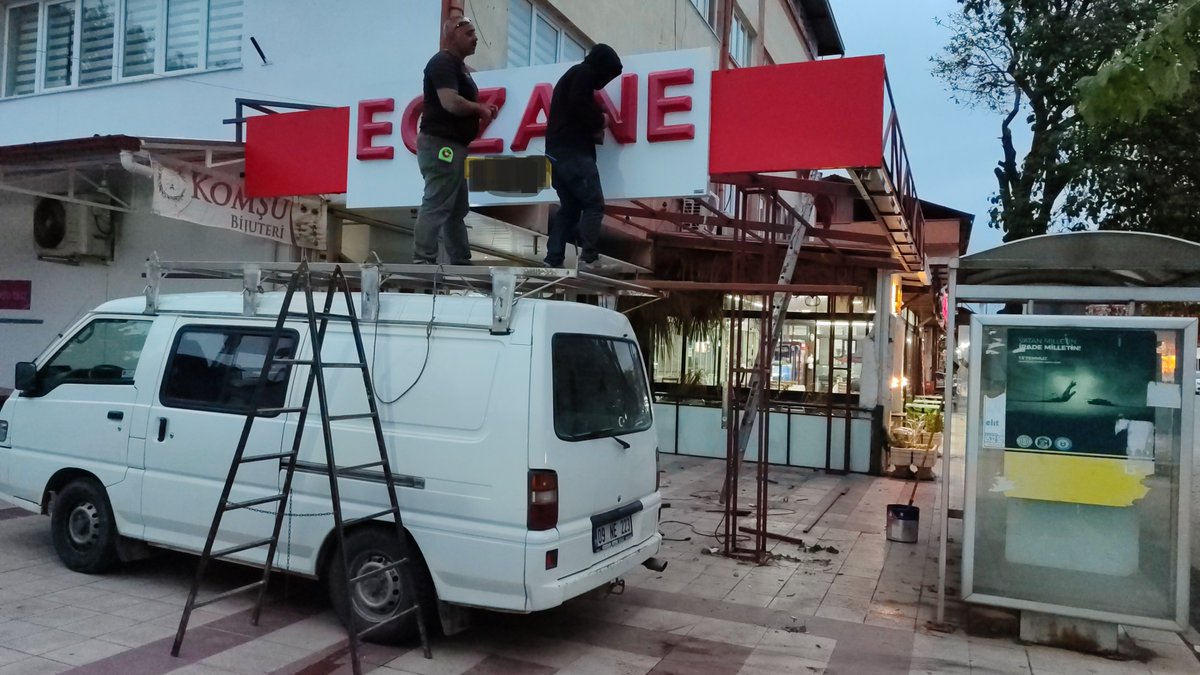 MiniKumbara's tweet photo. Eczaneyi açalı 7 yıl oldu.
Bu süre boyunca radikal bir değişiklik yapmamıştım.
Uzun zamandır aklımda olan yenilikler için bugün tuşa bastım.

Pergola tente maliyetli olacağı için,
benzer görünümü sandviç panel ile çözdük.

✔️ Cephemiz ikiye çıktı.
✔️ Eski tabelayı küçültüp yeni cephede kullandık.
✔️ Ana cephe için yeni tabela siparişi verdik.
Küçük dokunuşlar, işin görünümünü tamamen değiştiriyor. Devamı gelecek.