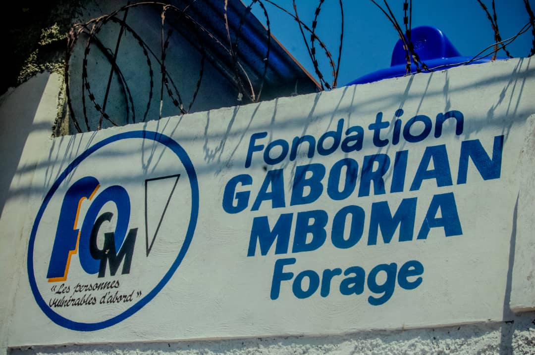 forceforcetv's tweet photo. 📢 Soulagement pour le quartier MFUMU-NKENTO ! 

L’Hon. @GaborienM MBOMA KUMEZA, via sa fondation FOGM, a inauguré un forage d’eau potable pour pallier la pénurie locale.

 Eau gratuite lors des distributions.

 Échanges avec les jeunes talents de Kimbanseke. https://t.co/4HIM6MGEWg