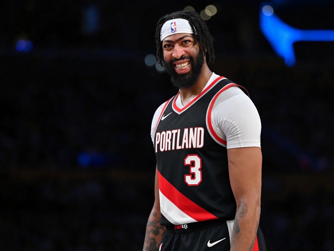 shaesharpeshow's tweet image. I actually love AD alongside this squad

Dame/Jrue/Deni/AD/Clingan is an insane starting 5

Also wouldn’t require them to sacrifice the future of the team.

#RipCity