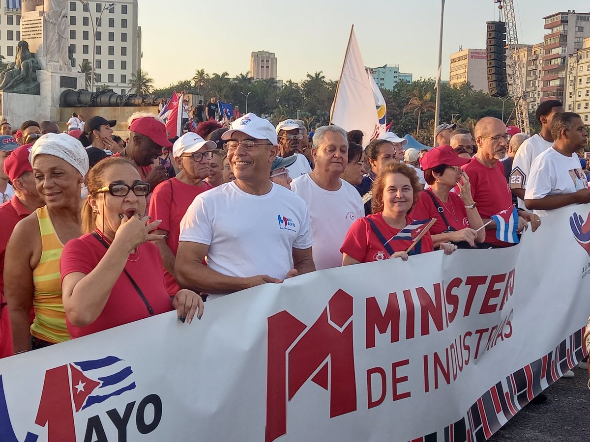 EloylvarezMart1's tweet photo. Ministerio de Industrias, junto a empresas que por #Cuba reafirman que #LaPatriaSeDefiende y que no dejaremos de defender la aunque el gobierno de #EEUU sigan apreciando medidas de Bloqueo y asfixia contra nuestro pueblo. Por #Cuba adelante!!! https://t.co/leHURHjqhR