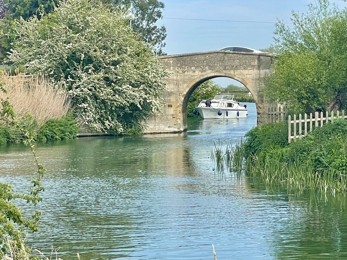 GrossoMatto's tweet image. Whilst proceeding in a westerly direction along the @ThamesPathNT I walked 17 miles from Newbridge to Lechlade, via Tadpole Bridge, Radcot Bridge and Kelmscot.