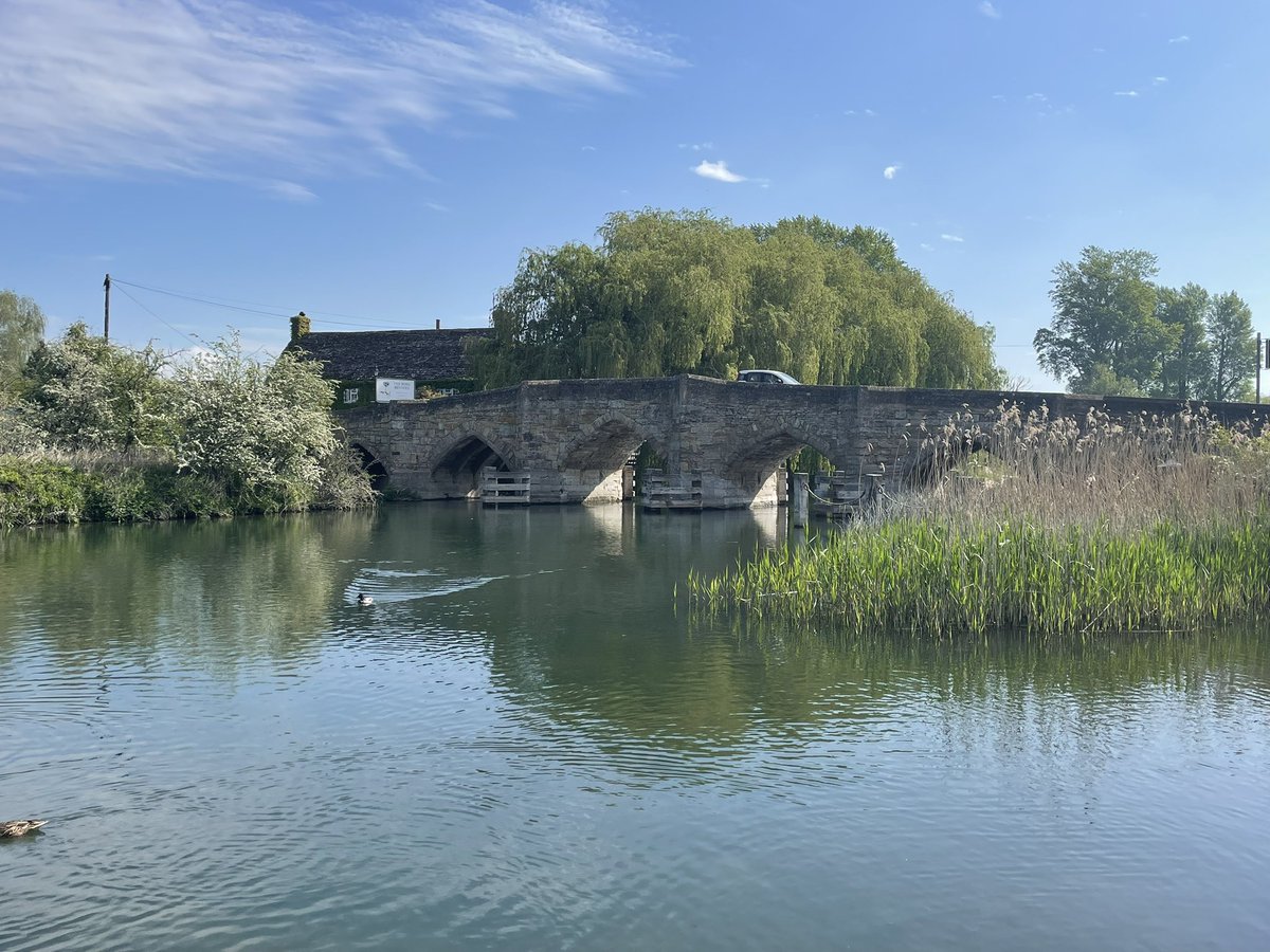 GrossoMatto's tweet image. Whilst proceeding in a westerly direction along the @ThamesPathNT I walked 17 miles from Newbridge to Lechlade, via Tadpole Bridge, Radcot Bridge and Kelmscot.