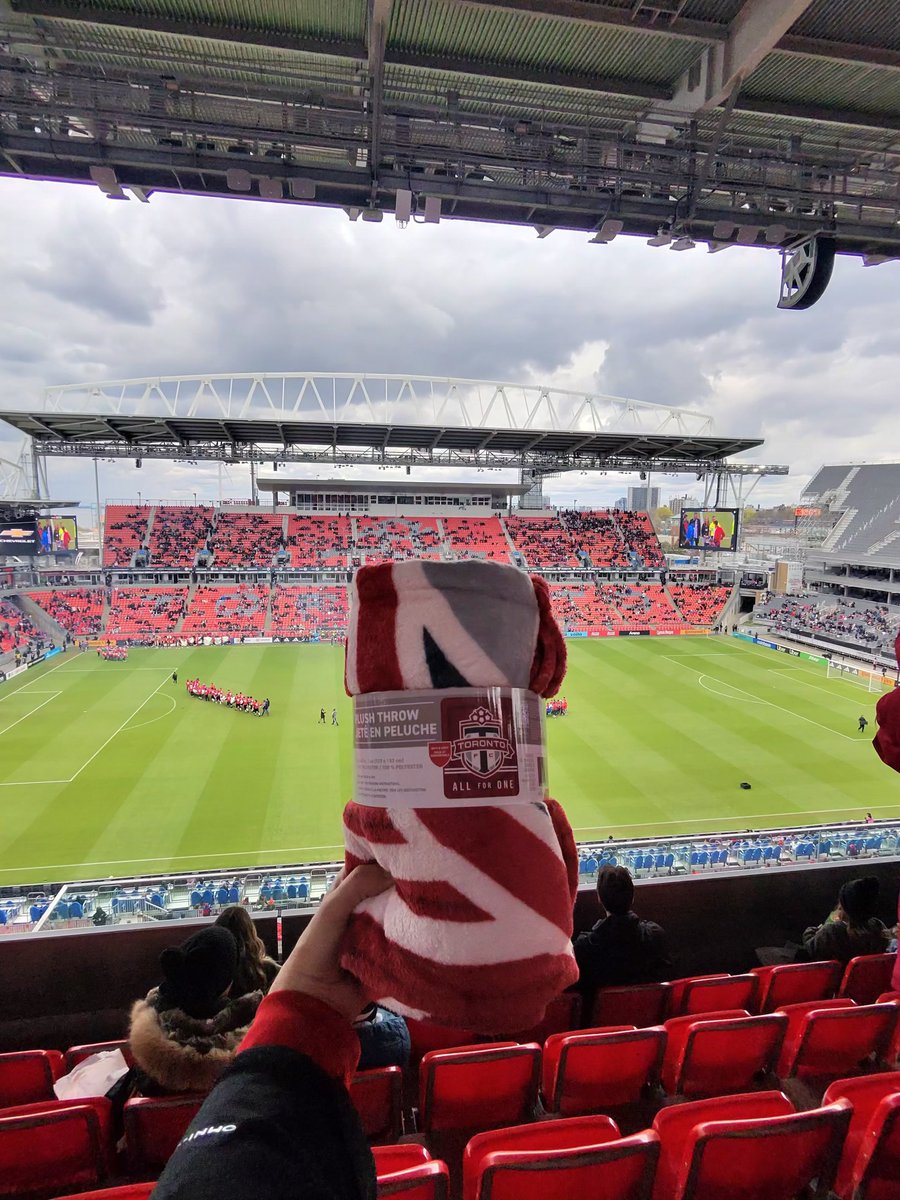 TFCFanboy420's tweet photo. 💨💨⛄️⛄️🧊🧊⚽️⚽️ Happy to get a blanket at the game today. It was a really cold with the wind. I saved money by using my Master Card at the Real sports kiosk. Let’s goooo #TFCLive #TorontoFC #Toronto #BMOField @realsports #RealSports https://t.co/RTcIsDUa6r