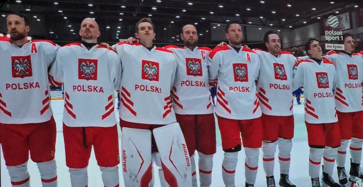 dud_mar's tweet photo. ℹ️🏒
#hokejPL
🚨
W swoim pierwszym meczu na #hokej -owych #MS1A #IIHF w Sosnowcu #Polska pokonala Ukraine 3:2 👏
Jakze milo zobaczyc barwy 🇵🇱 i uslyszec hymn ojczysty zwlaszcza w #DzienFlagi 😍
Nawet trener Tirkkonen ktory jest Finem spiewał z kibicami 🫡
📷 Polsatsport 1 https://t.co/FZxF4G2bd1