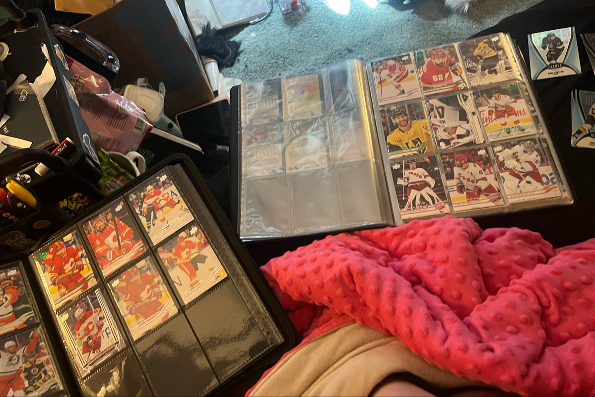 cultofstaticc's tweet image. switching binders for a bigger one (the smaller one is gonna be dedicated to my favorite team, cbj :3)
#hockeytwt #hockeycards #cbj