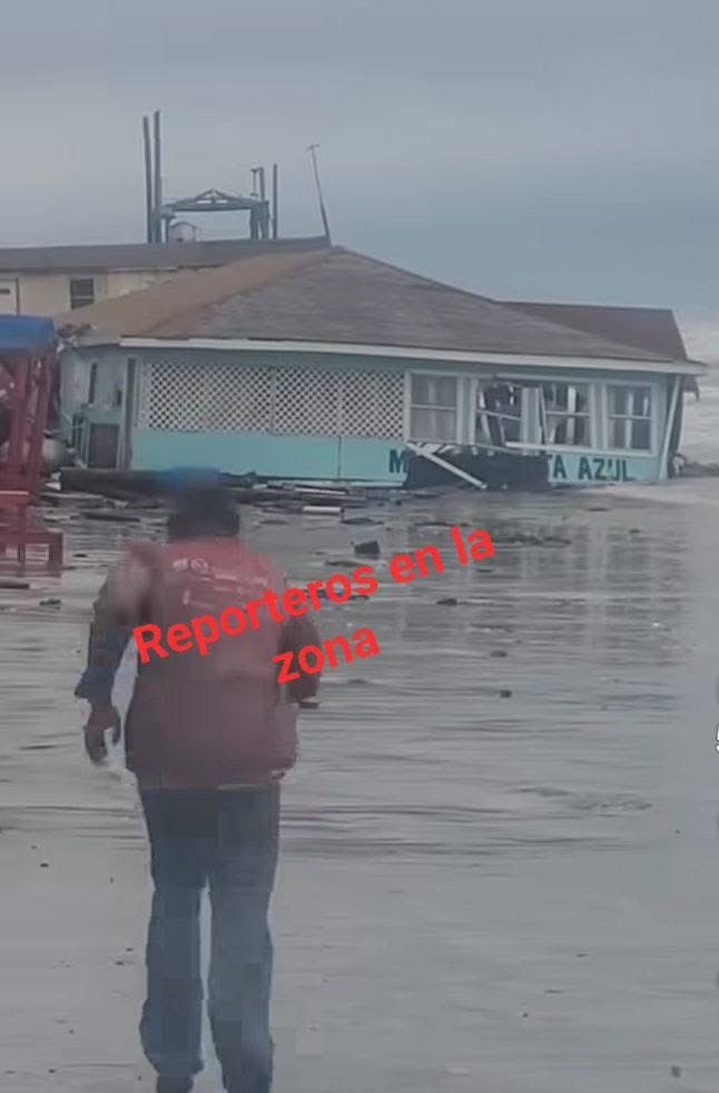 Reporteroszona's tweet photo. 🌊 🚨Se desplomó restaurante de mariscos en la orilla de la playa Bagdad 🌊🚨
#Matamoros El restaurante de mariscos Costa Azul se desplomó al vencer los postes de madera que lo sostenían, en la orilla de #PlayaBagdad. https://t.co/pRx9AeJ3g8