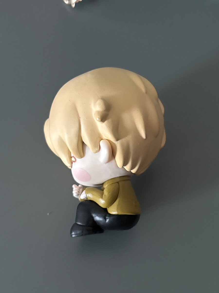 junnzv_'s tweet photo. No you’re right we don’t talk about how low quality the blindbox figures are. This is my Luka figure after I had him for one day I never took him out of my room and he’s already scratched. The paint is so low quality and sandpaper itchy. https://t.co/R2wdI3iAxV