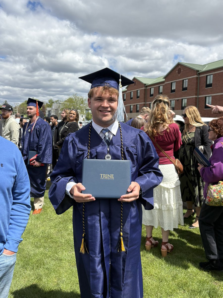 brianlincoln2's tweet photo. My big college grad!  Way to go @BlakeLincoln1 so proud of you!!! https://t.co/yQ3POuYqrv