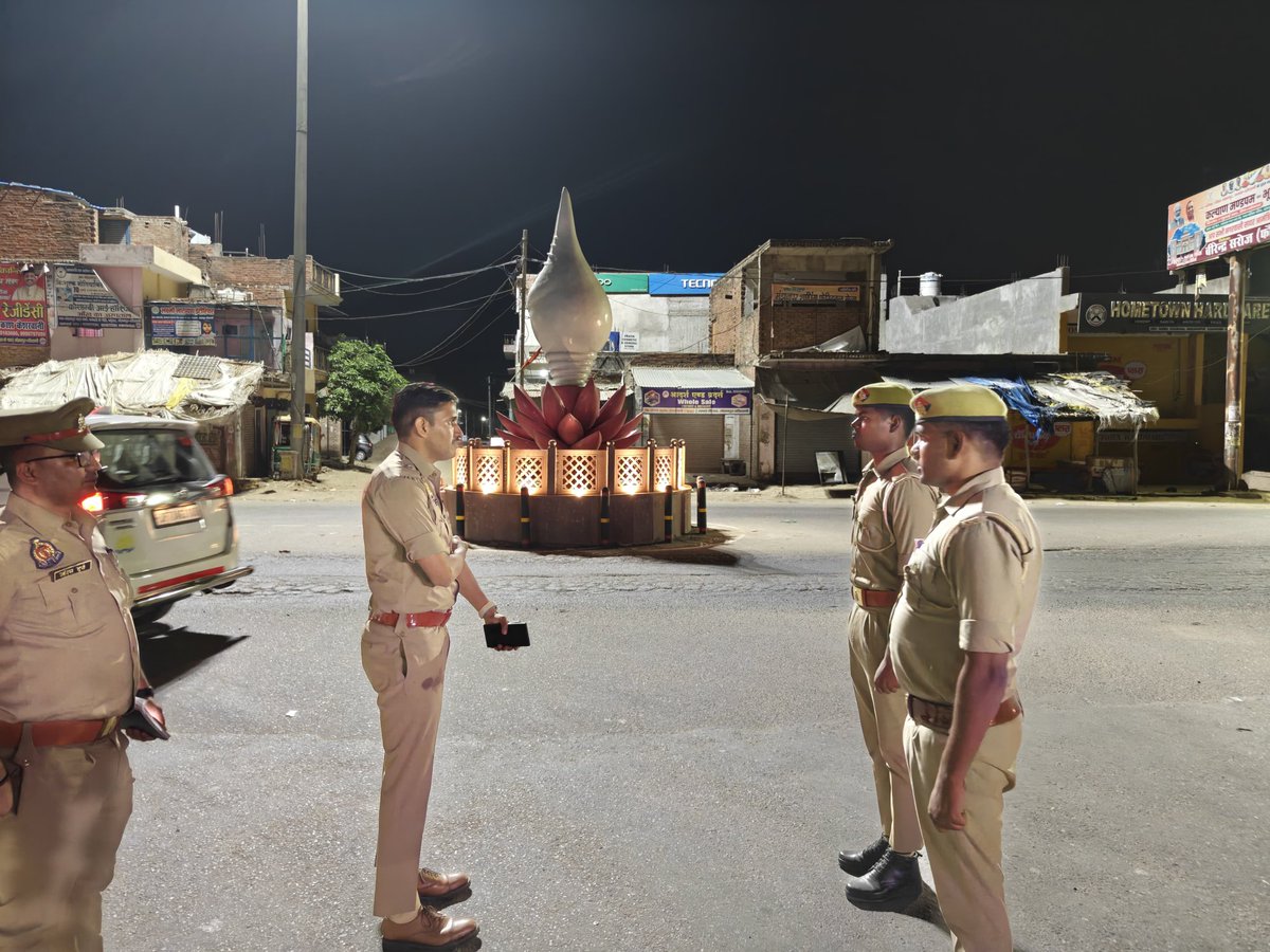 kaushambipolice's tweet image. पुलिस अधीक्षक कौशाम्बी श्री सत्यनारायण द्वारा थाना मंझनपुर क्षेत्रांतर्गत समदा चौराहा पर रात्रि ड्यूटी में तैनात पुलिस बल का निरीक्षण/चेकिंग की गई। ड्यूटी के दौरान पूर्ण सजगता एवं जिम्मेदारी के साथ कार्य करने के संबंध में आवश्यक निर्देश दिए गए।
#UPPolice
#kaushambipolice