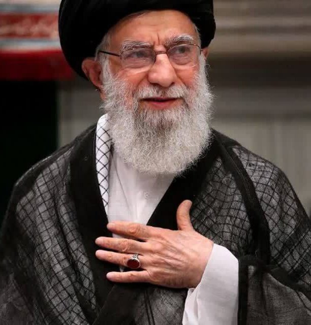 رهبر شهیدم 
تو به ما یاد دادی شجاعت را
تو به ما  یاد دادی وطن دوستی را 
تو به ما یاد دادی مردم دوستی را 
تو به ما یاد دادی ساده زیستی را
تو به به ما یاد دادی دشمن شناسی را 
تو به ما یاد دادی بصیرت داشتن را
پس روزت مبارک معلم شهید
#روز_معلم_مبارک