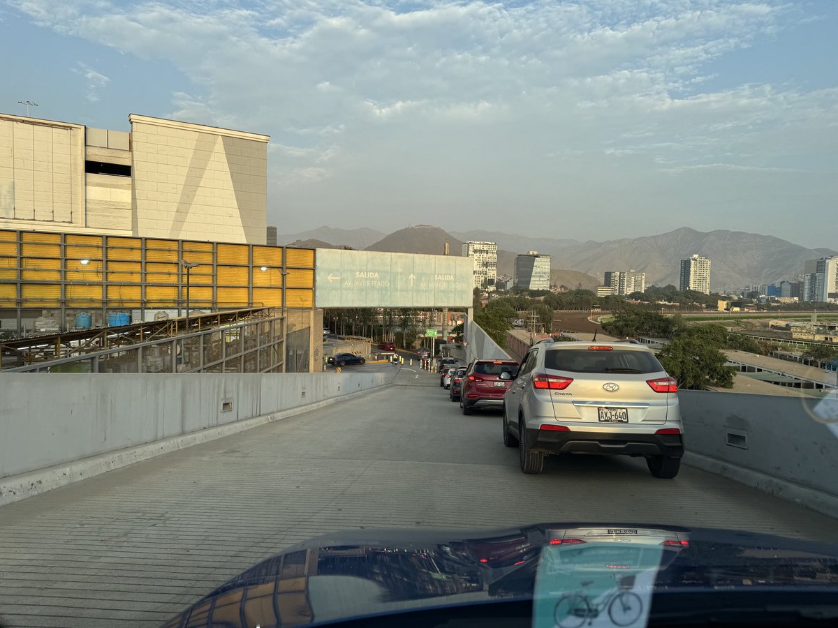 Pit___c's tweet photo. @munisurco1 Estimados, la salida del jockey plaza pasó de dos carriles a uno. La cola en un día normal. En caso de emergencia como se va evacuar ? Por qué autorizaron ese cambio?. Saludos https://t.co/MZh4DYJgCQ