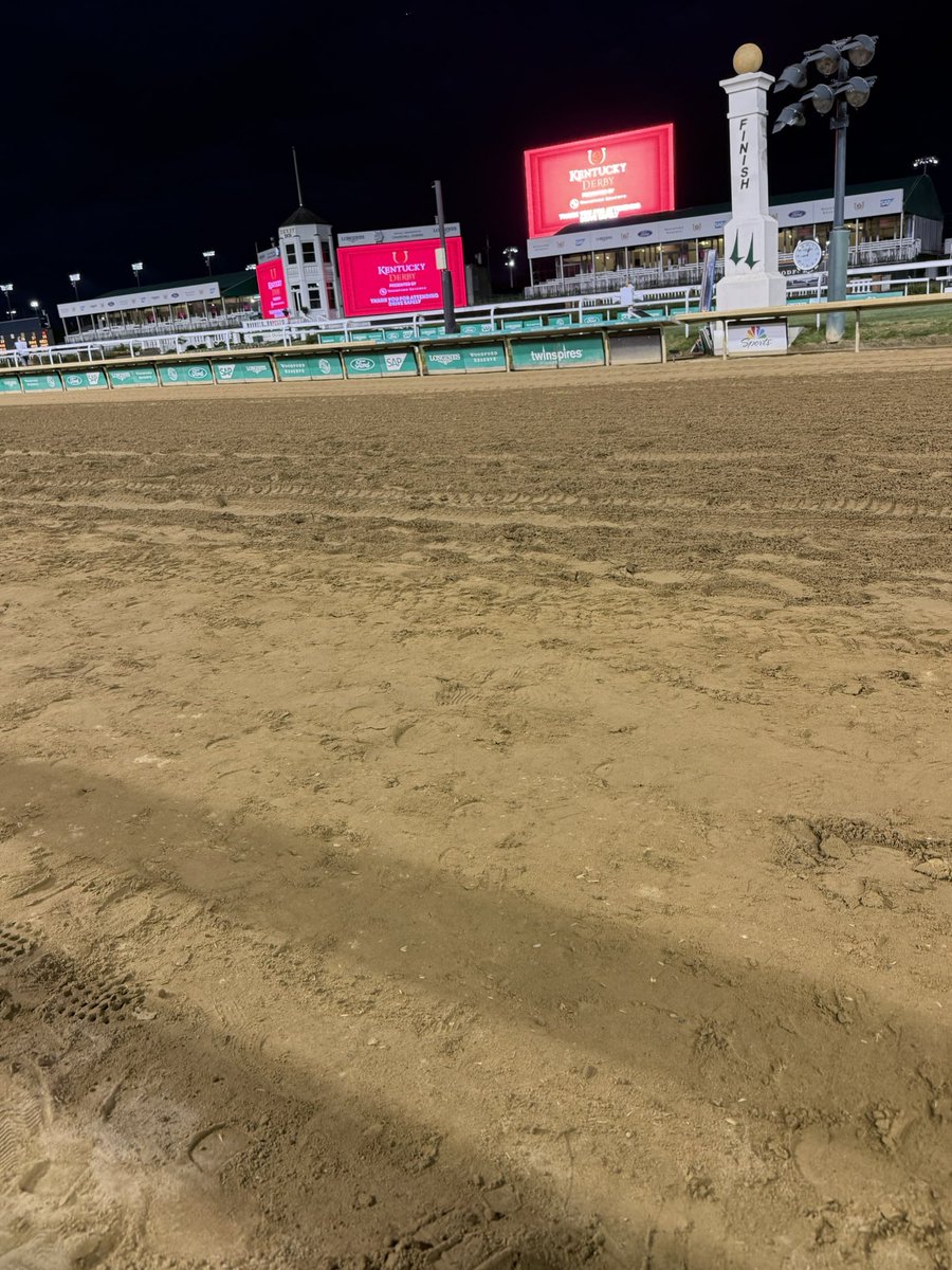AustinPaul33's tweet photo. Quiet track, Kentucky Derby edition.  @jeff_gluck https://t.co/ZyFhilrlSe