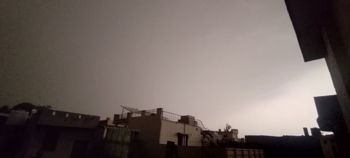 सुबह-सुबह ही बादल घिर रहे और आंधी चल रही है।