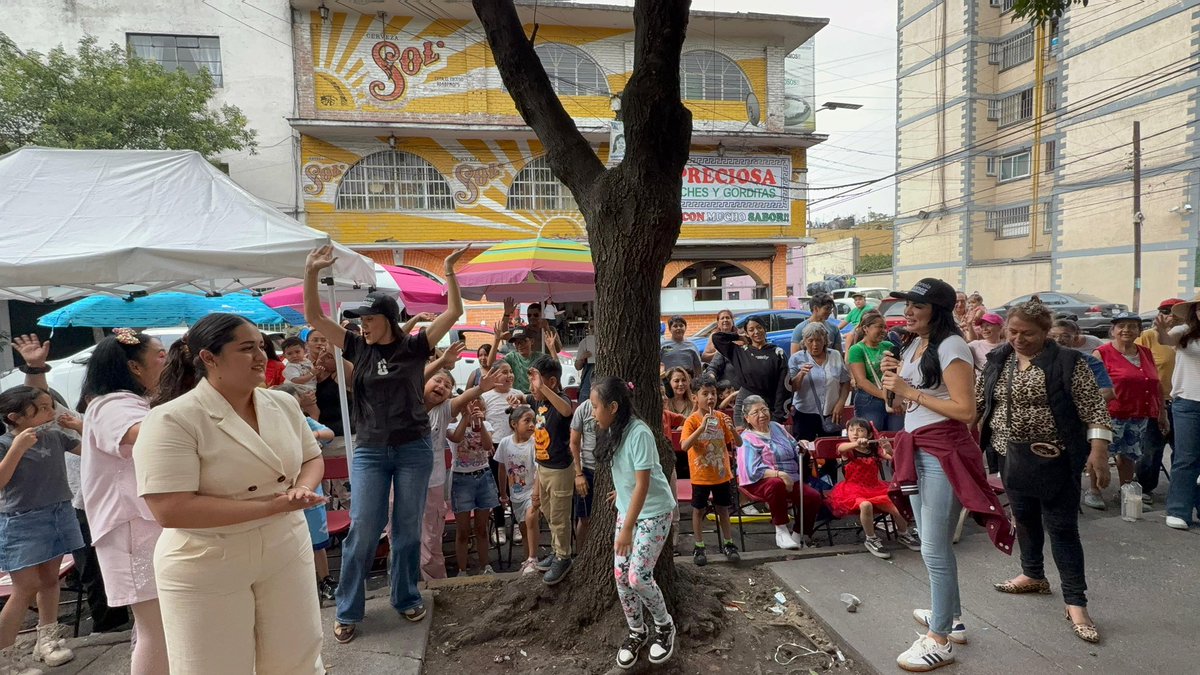 GabyJimenezMX's tweet photo. ✨ Donde nace un sueño, florece una comunidad ✨

Hoy tuve el honor de acompañar como madrina a unas grandes vecinas en la inauguración de su paletería “ZUVA”, en la colonia La Preciosa. 🍧💜

Me llena de orgullo ver cómo las mujeres siguen abriendo caminos, creando sus propios negocios y construyendo autonomía para ellas y sus familias. Porque cuando una mujer emprende, transforma su entorno.

En Azcapotzalco, sigamos impulsando el comercio local, apoyando a quienes se atreven a dar ese paso y fortaleciendo nuestra comunidad desde lo más cercano.

Hoy más que nunca, consumamos local y hagamos crecer juntas y juntos estos sueños. ✨

#MujeresEmprendedoras #ConsumoLocal #Azcapotzalco #ApoyemosLoLocal #GabrielaJimenez