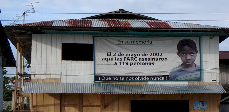 ¿Por qué Colombia olvida?

Las #FARC asesinó a cerca de 100 personas, incluyendo mujeres, ancianos y niños.

¡Que no se nos olvide nunca! #EnSuMemoria
