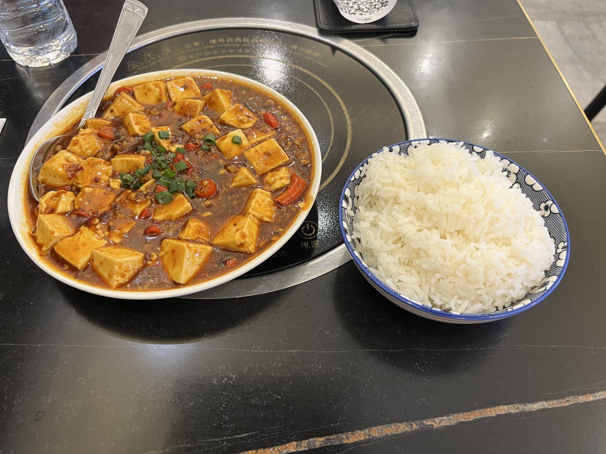 koppe34R's tweet photo. 香港旅行②日目の昼飯は湾仔にある川館の麻婆豆腐‼︎どなたかのブログ見て美味そうだなと思い開店と同時に来店。予想以上の美味さでしたー！
#ANA #sfc #HKG #川館 #湾仔 https://t.co/bmxKxlnwzF