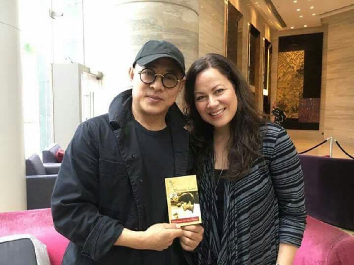 bruceleedragon1's tweet photo. Jet💨 Li with Shannon Lee… Holding a Copy of Bruce Lee’s Book📕 “Wisdom for the Way”.
@jetli_official #JetLi @brucelee #BruceLee https://t.co/UNMMzoezxt