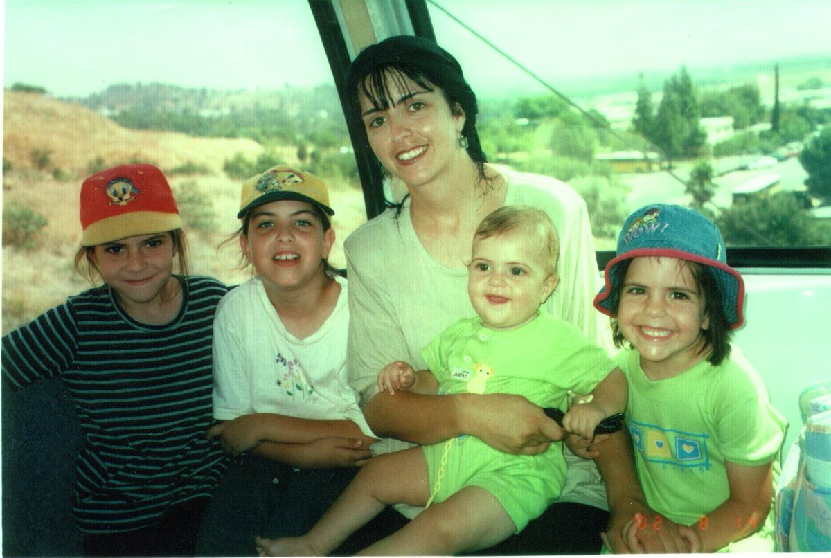 VividProwess's tweet image. 22 years ago today, Palestinian terrorists murdered Tali Hatuel (34), who was eight months pregnant, and her four daughters: Hila (11), Hadar (9), Roni (7), and Merav (2).

Tali was driving with her four daughters when the terrorists opened fire, murdering them.

Never forget.💔