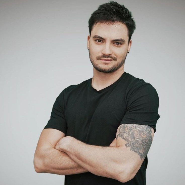 Felipe Neto.                // Adam Carlsen.