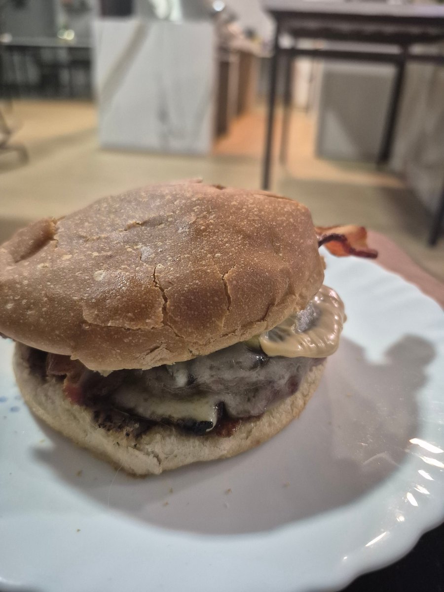 TuesiCrazy's tweet image. burger after dnd #awesome #yum 😋
