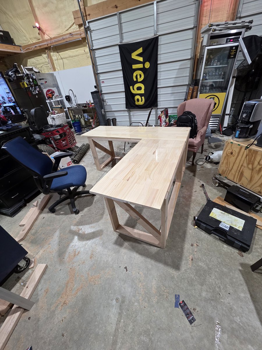 ComKitchenChron's tweet image. Working on a new desk. 

Thinking black stain for the top and white legs. 

I've got some more cross bracing to put in. 

Needed the room and wanting run run multiple monitors. 

#podcast #studio @gaming #contentcreator