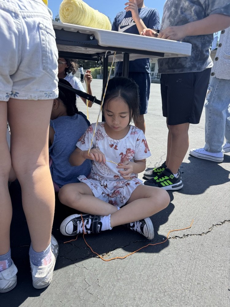 JulieCroy11's tweet photo. Students at Loma Vista enjoy the Peaceful Paw Activities during recess time 💜💛#lvpride #weareBUSD https://t.co/dcIKWVx80I