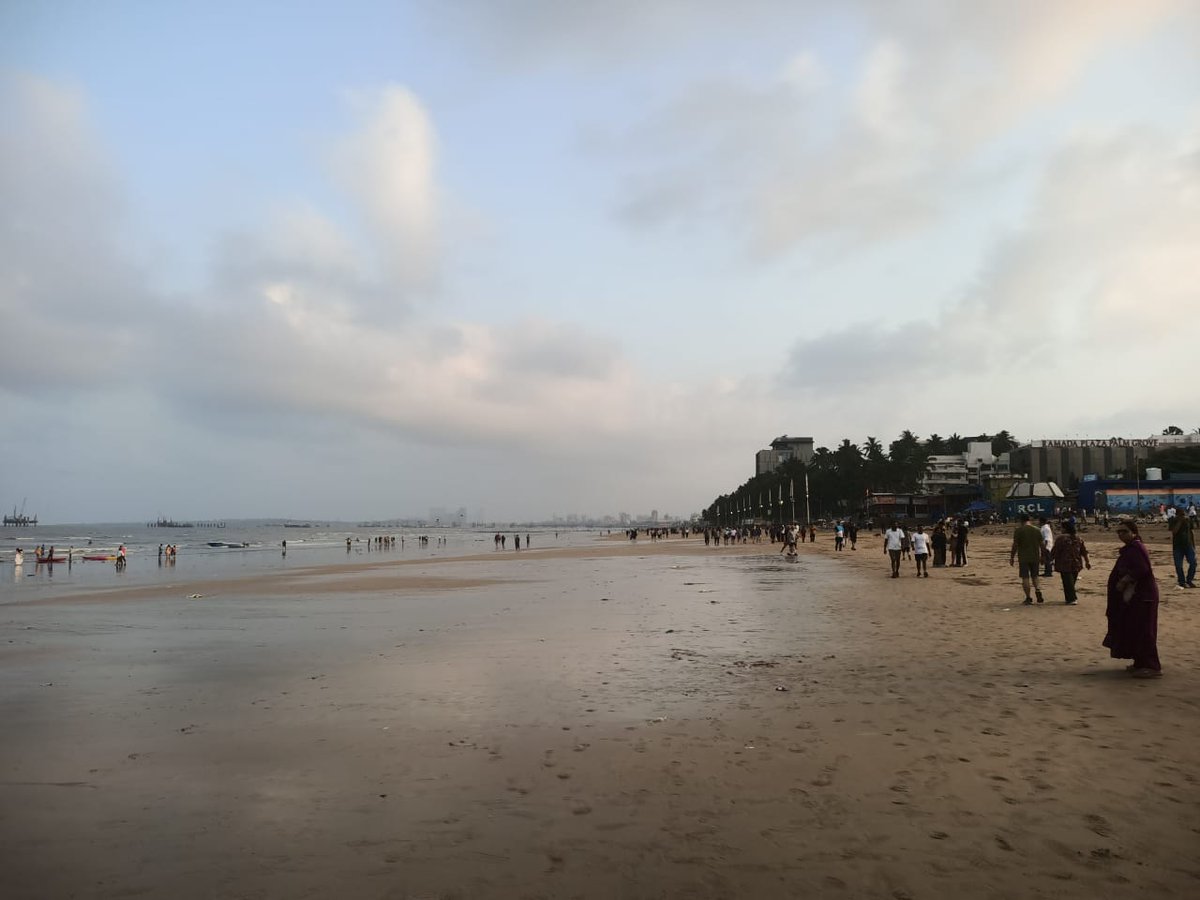 jugender10's tweet image. #beach #juhu #sea #life