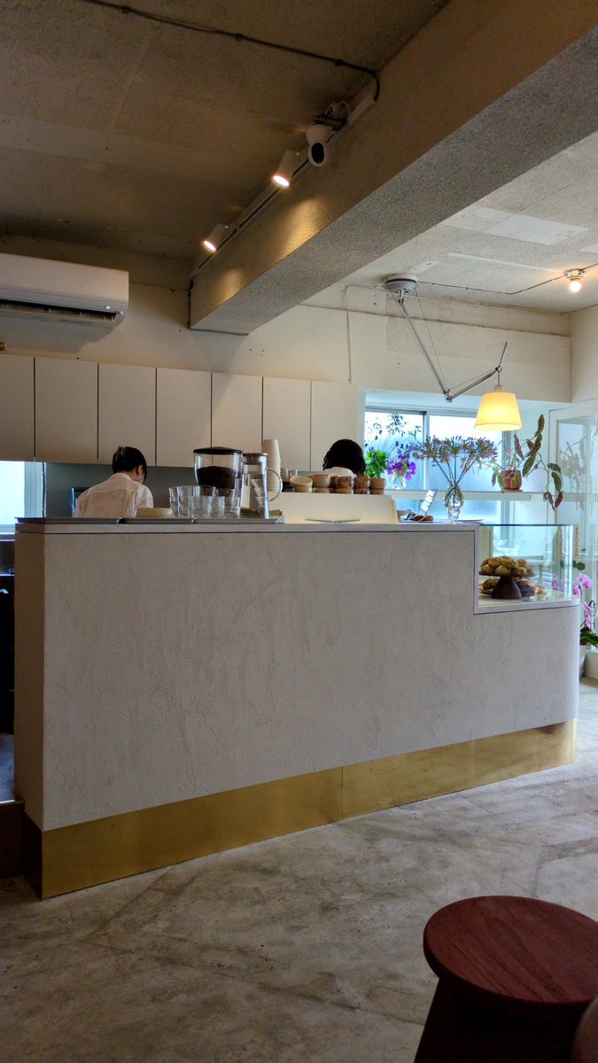 IgeVVbDdvhfX0s0's tweet image. 東急田園都市線｢三軒茶屋駅｣徒歩12分程の場所にある｢MOO｣へ。以前原宿にあったお店が4月25日に移転OPEN。店内は落ち着いた雰囲気でゆっくりできそうなお店です。駅からは少し歩きますがオススメのカフェです。
#三軒茶屋
#東京カフェ
#カフェ
#カフェ巡り