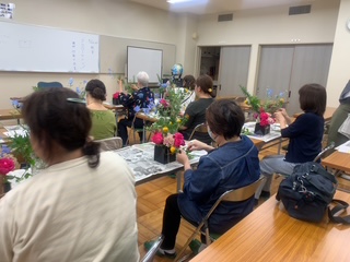 greenupcenter's tweet photo. 母の日ギフトにぴったりなフラワーアレンジメントに参加しませんか？まだ募集中です！！自分へのご褒美にももちろんOKです。詳しくはホームページへ

＃大和市 ＃グリーンアップセンター ＃フラワーアレンジメント ＃初心者歓迎 ＃母の日 ＃ギフト ＃教室 https://t.co/0HNK73kyrq