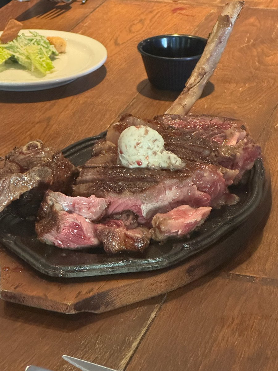 KodomoEigo_0304's tweet image. ハワイで食べて美味しかったものまとめ🤤

・Nalu Health Bar &amp;amp; Cafe ヘルシーで朝にぴったり◎

・Leonard's Bakery 甘党の皆さん！必ず訪れて！🍩

・Giovanni's Shrimp Truck ガーリックシュリンプが絶品🦐

・Aloha Steak House ジューシーで満足度高いステーキ🥩

#Hawaii #ハワイグルメ