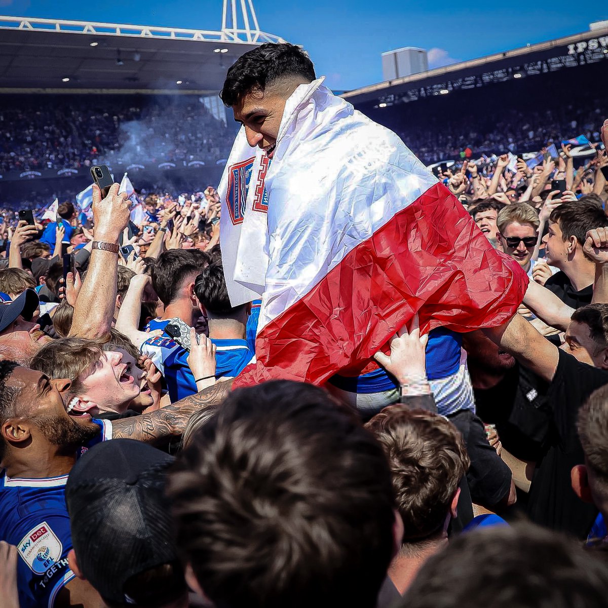 Cargado en hombros, con la bandera chilena, celebrando con hinchas y sus compañeros.

Marcelino Nuñez y el ascenso de hoy junto a Ipswich a la Premier League.

📸 | Getty Images - Edición Diego Constanzo.