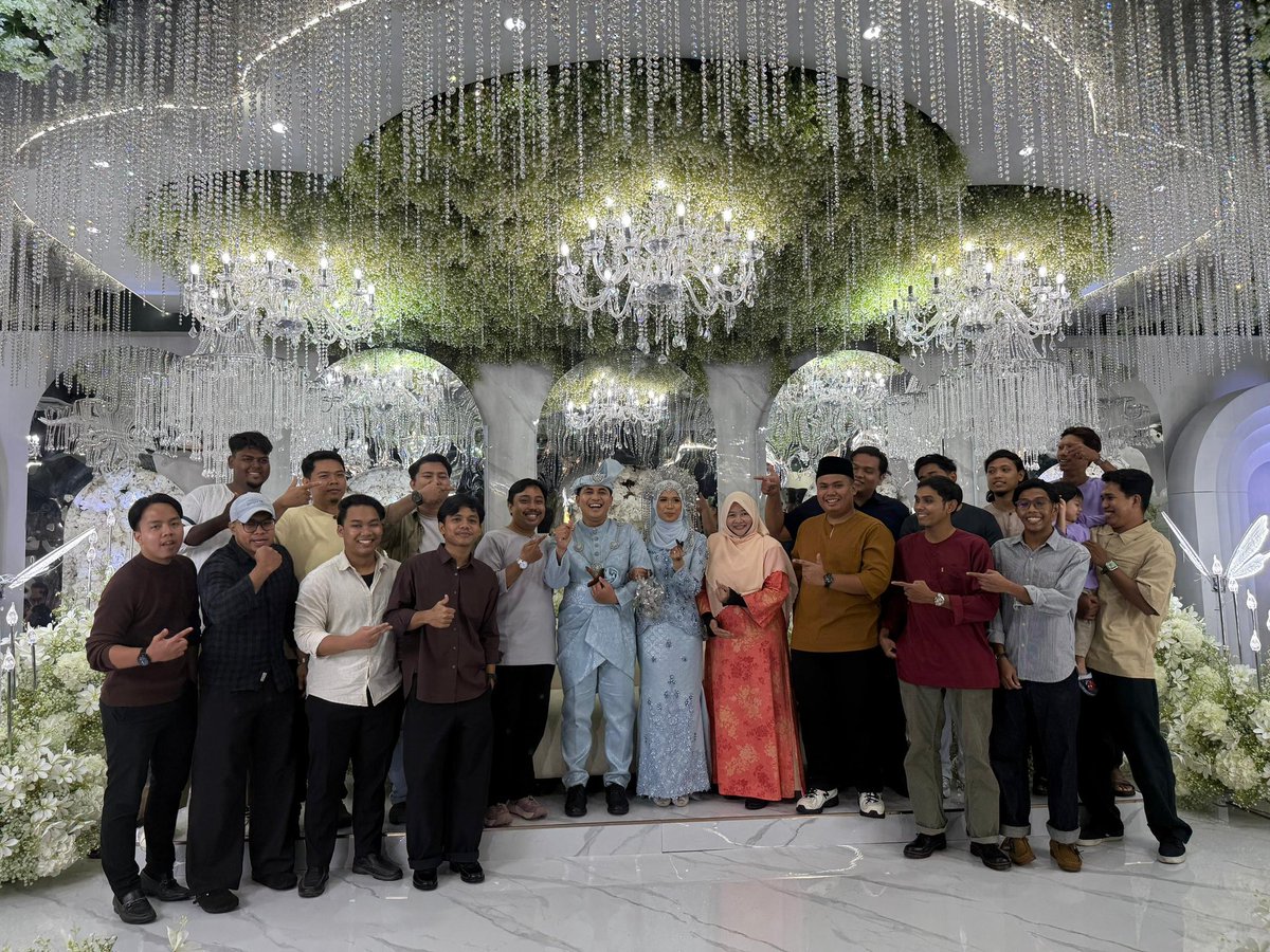 RyanMeranto's tweet photo. From the wedding of a friend, then it becomes a small reunion, even if u have problems with any of your friends when U look at their faces u still wish them to be happy in the deepest of your heart. I wish all of my friends/schoolmates to be happy and have succesful life. https://t.co/0Z6Uk84SUl
