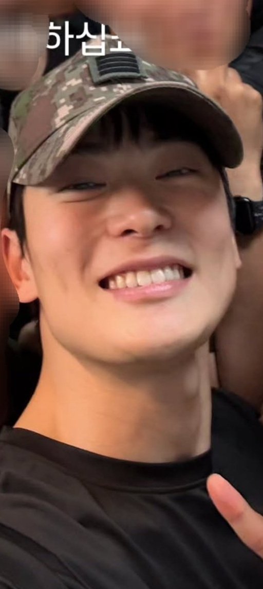 A franja, os dentes, as covinhas, os olhos 😭😭😭😭😭