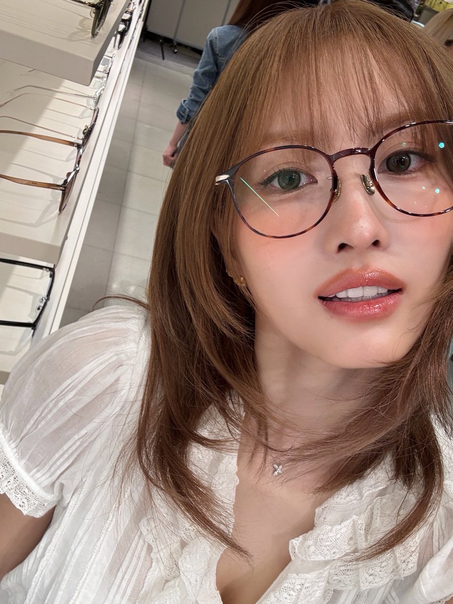 barbiegirImomo's tweet image. i love when she posts a selfie dump and includes normal (and by normal i mean ones where her face doesn’t look #that bad!) selfies and one where her face looks the absolute gayest