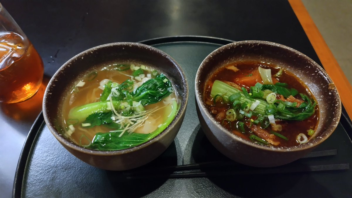 7stomoe's tweet photo. Sapphire7年目にして初のキャセイデイライト。甘酸っぱくて美味しい。
ワンタン麺が出汁の味が凄くて大満足。ミニサイズ麺とは言え、もう食えないので退散します。（食べ過ぎ）#CathayPacific https://t.co/IKty1q404z