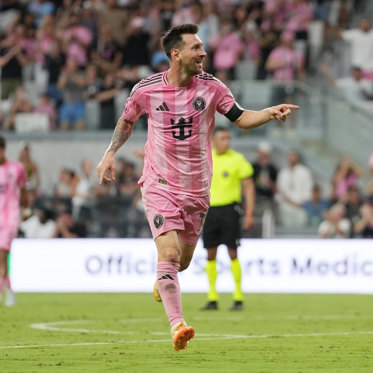 TyCSports's tweet image. 🦩🐐 ¡LEO LLEGÓ A LOS 100 PARTIDOS CON LA CAMISETA DE LAS GARZAS!

Lionel Messi alcanzó los 100 encuentros con el Inter Miami en la derrota por 4-3 ante el Orlando City en la #MLS. Además, el capitán de la Selección Argentina convirtió el gol 906 en su carrera.