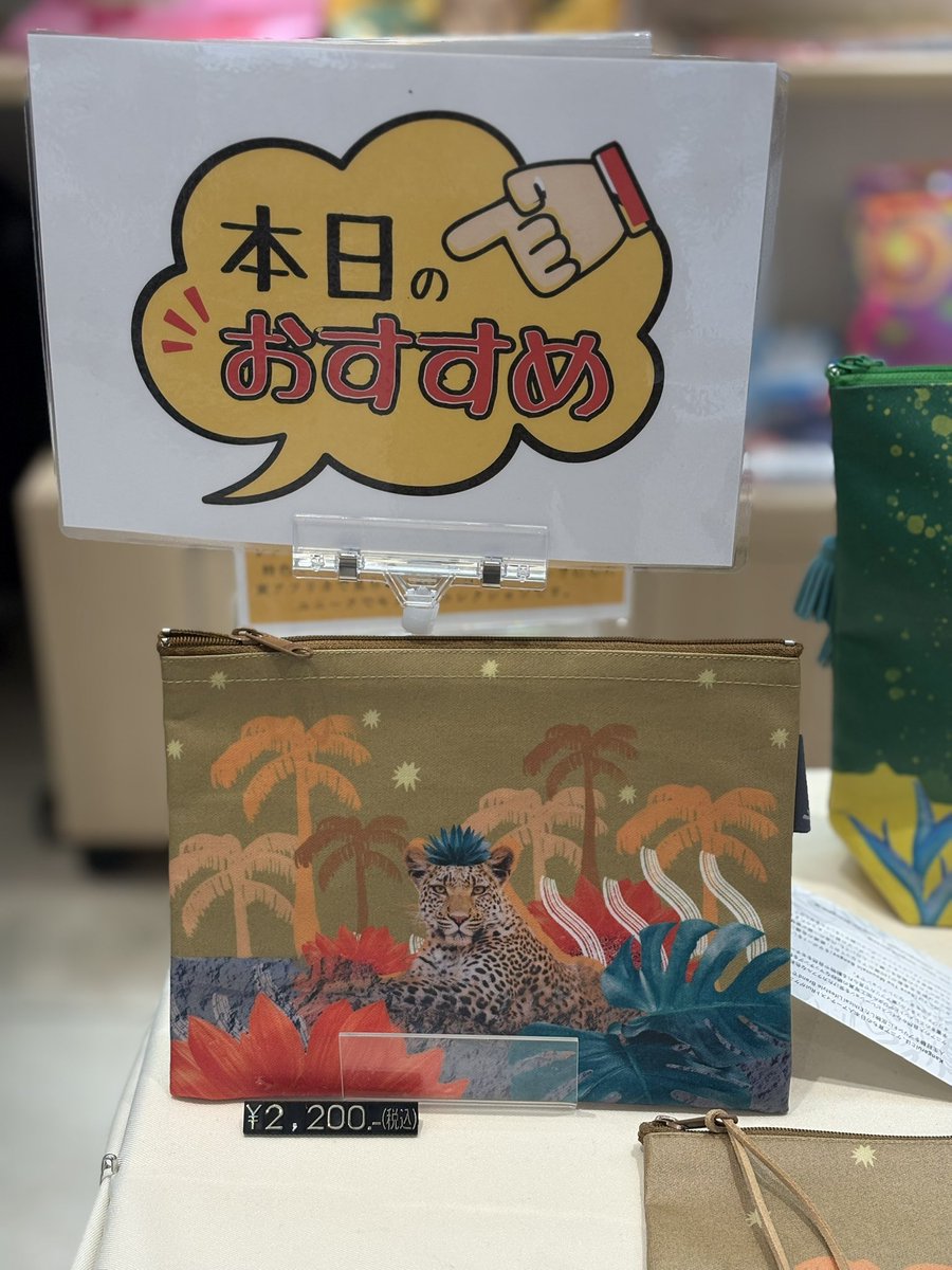 Cross__Trade's tweet photo. 母の日まであと1週間。
当店のおすすめアイテムを
ご紹介いたします！

おすすめ：
・晴雨兼用折り畳み傘（UVカット率99.9%）
→長傘が売切れ、折りたたみも残りわずかとなっておりますのでお早めに！
・サファリポーチ
・ダブルショッパー

東武百貨店 船橋店 1階、
本日も20時まで。

実物を見て選べますのでお気軽にお越し下さい♪