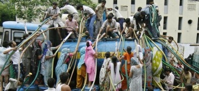 news8_today's tweet image. news8today.in/water-crisis-i…
देश में जल भंडारण की स्थिति तेजी से दबाव में आ रही है और गर्मियों की शुरुआत के साथ संकट के संकेत हैं। केंद्रीय जल आयोग के अनुसार देश के 166 प्रमुख जलाशयों में उपलब्ध पानी घटकर कुल क्षमता के 40 प्रतिशत से नीचे आ गया है। #watercrisis #newsupdates